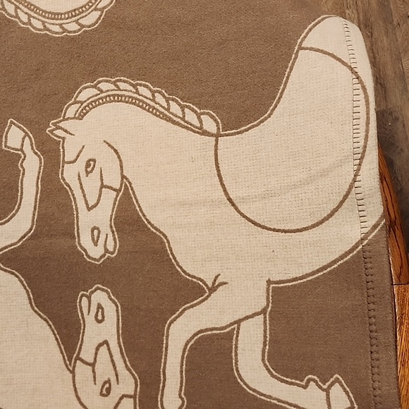 Willam Sonoma Home. New Forest Lambswool Throw and Matching Pillow. - Picture 2 of 12